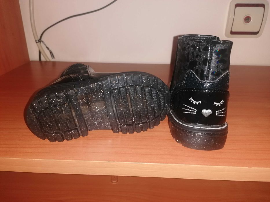 Чисто нови  обувки