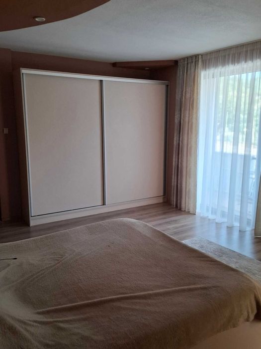 Очарователна, напълно обзаведена къща за продажба с три спални.