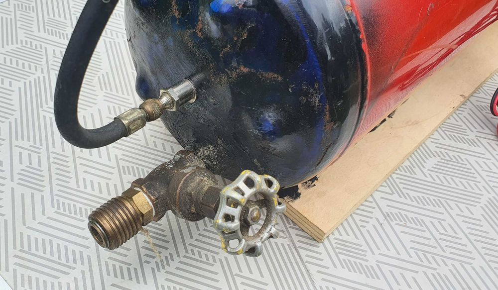 Compresor pe 12 V si butelie mare (cca 50 cm lungime) import Germania