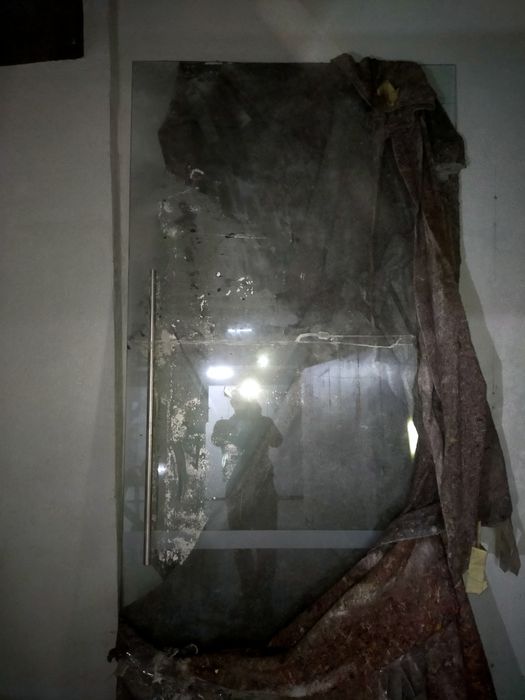 Продам двери стеклянные,и камод.