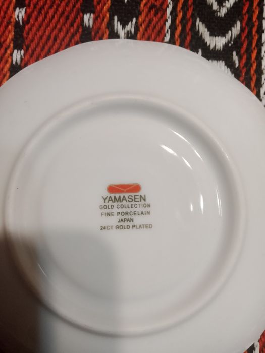 Сервиз за кафе от шест части японски порцелан с 24 каратова позлата.