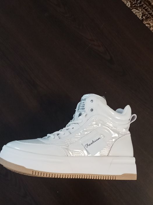 Женские кроссовки