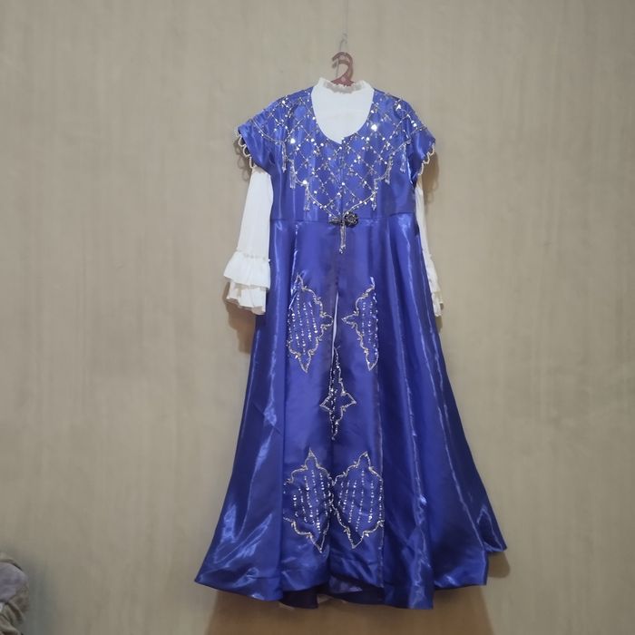 Bahorgi ko'ylak rangi rasmda