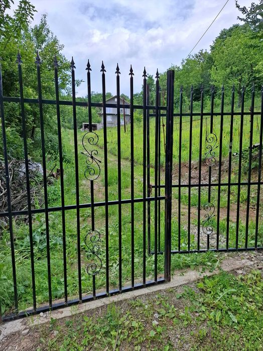 Superbă casă cu mult teren și garaj !!