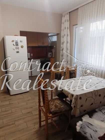 Дава се под наем Тристаен апартамент в Варна, Червен площад - 78 кв.м за 612 € - Снимка #1