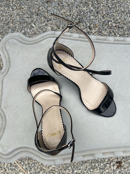 Черни сандали на ток