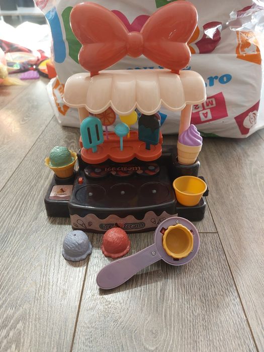 Stand vânzare inghetata jucarie