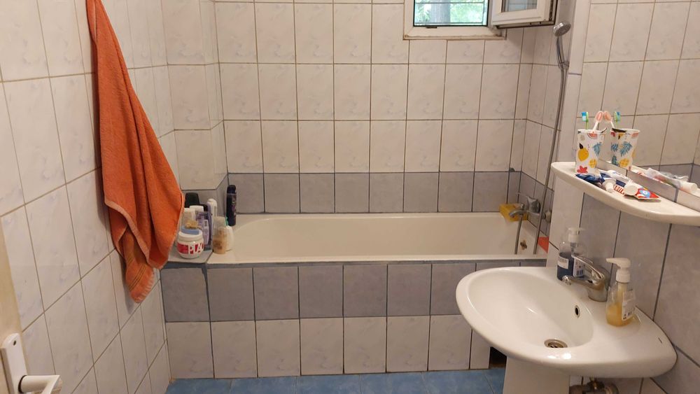 Închiriez o cameră într-un apartament cu 3 camere