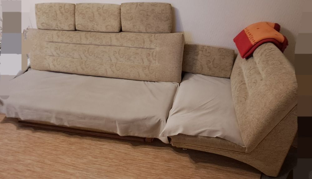 Диван+кресло с подушками и местом под одежду.