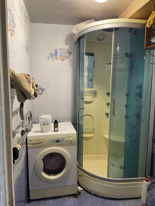 1 комната с балконом со всеми удобствами..
Ко