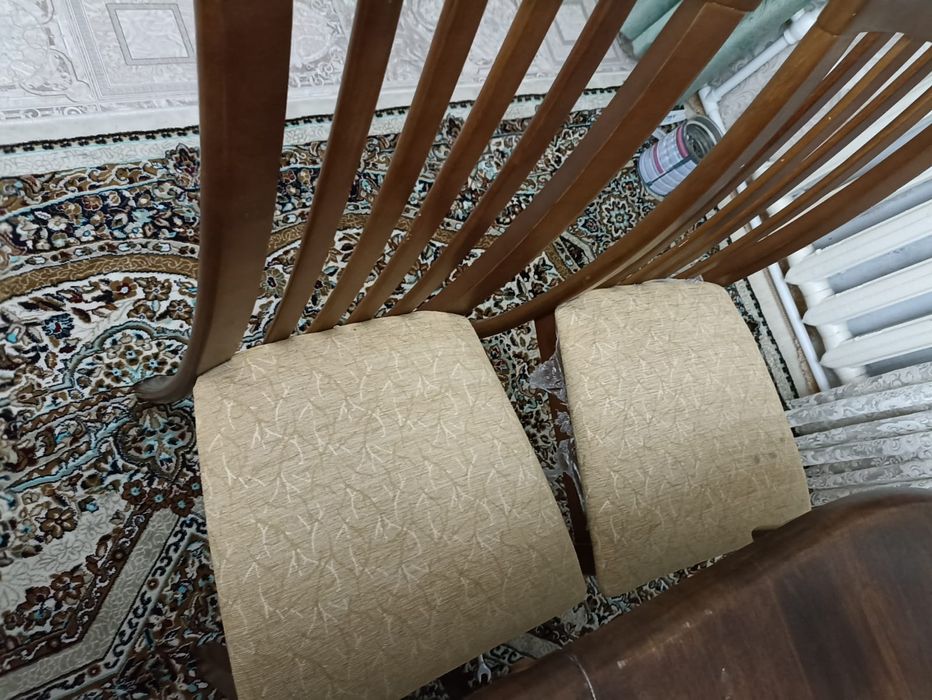 Продаётся  Стол и стулья