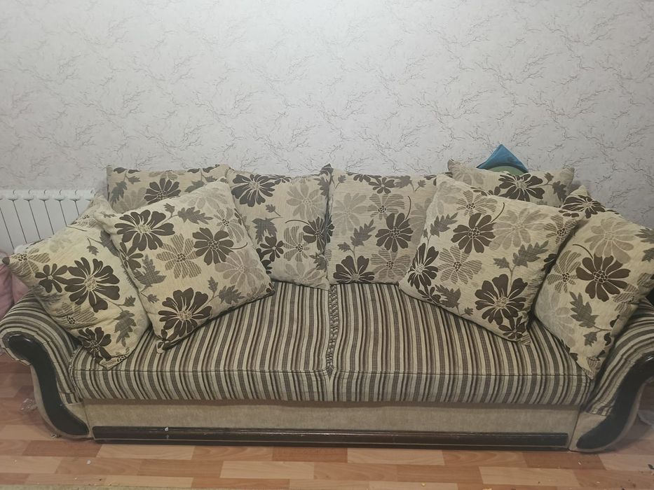 Продам диван в среднем состоянии