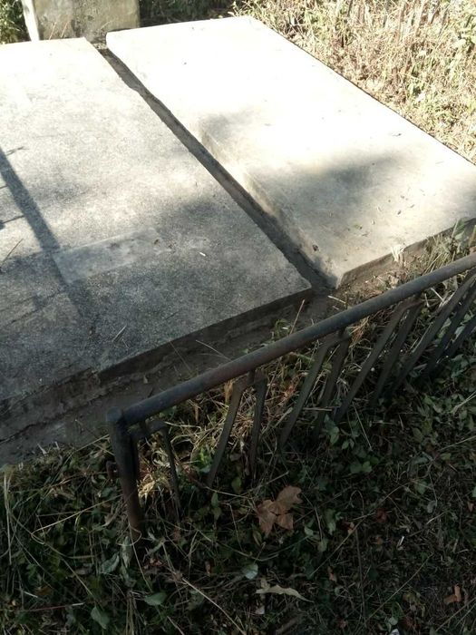 Vând două locuri de veci Pitești, cimitirul Sfântul Gheorghe