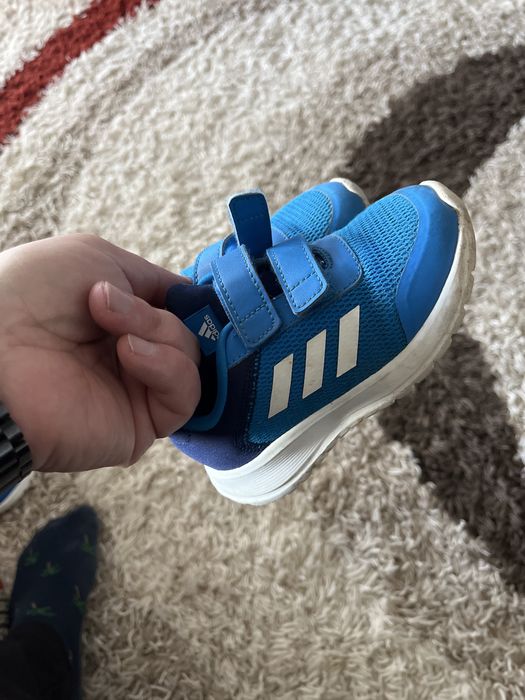 Adidasi baietei