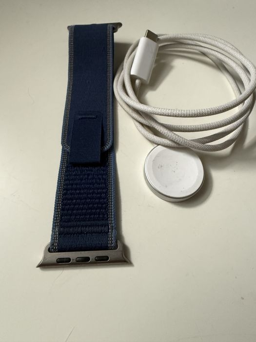 Curea Apple Watch 49mm Blue/Bright Blue Trail Loop – S/M Natural Titanium ,ca noua + incarcator Apple watch.