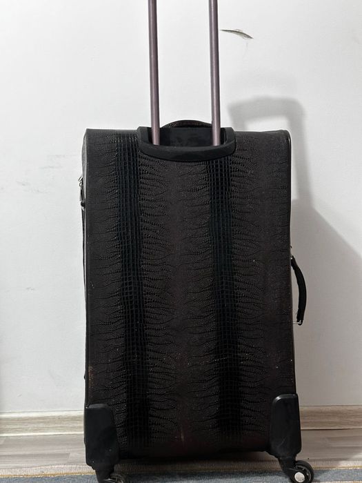 Чемодан сатылады.