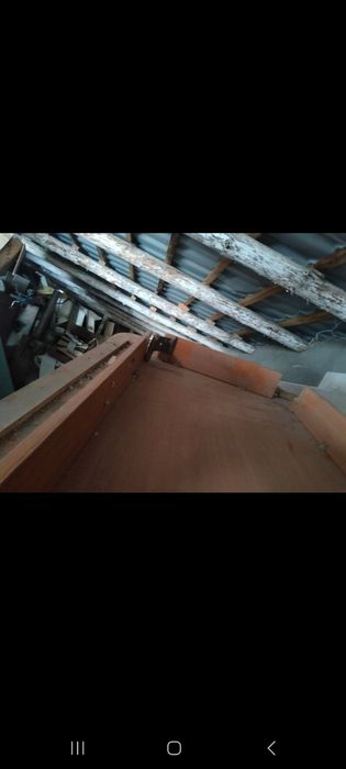 Стол среднего размера