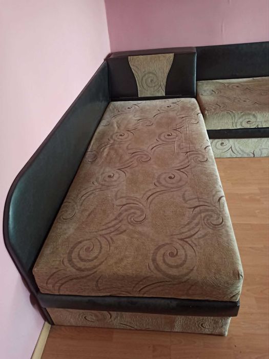 Продавам две ъглови легла със ракла.
