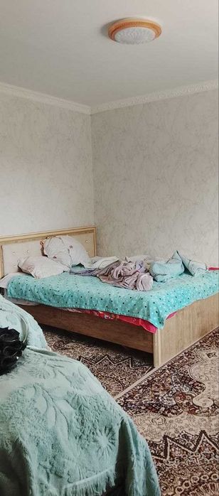 Yangibozor oldida xovlili uy sotiladi