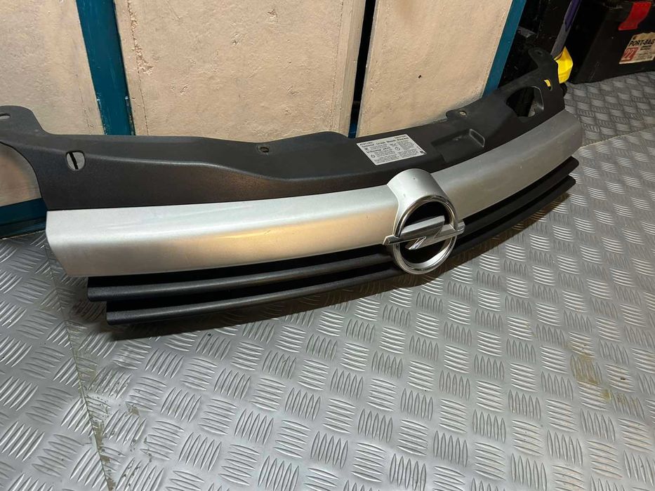 Оригинална предна решетка Opel Astra H 2003-2007г. със емблема - В много добро състояние