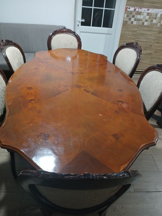 Vand masa de  12 persoane