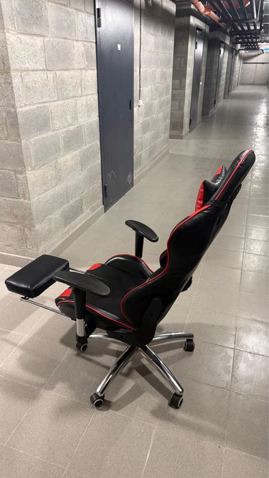 игровое кресло красное