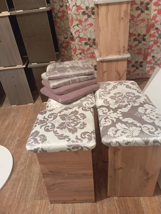 Продам табуретки с мягкой обивкой.