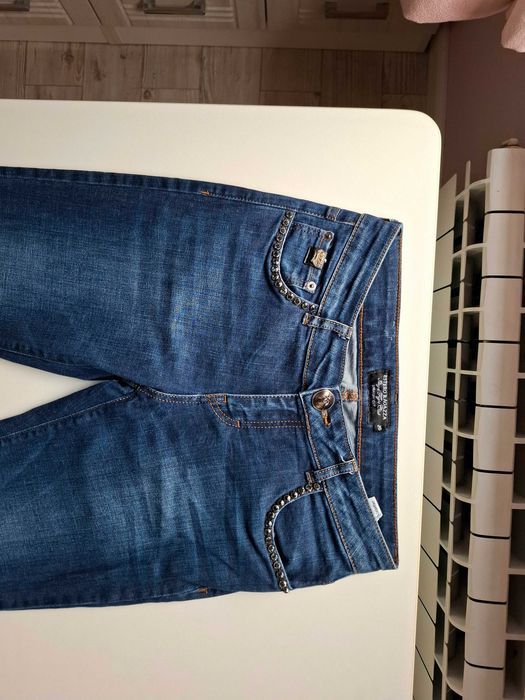 Красиви дамски дънки с камъни по джобовете - номер 26