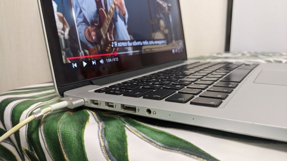 MacBook pro 13 inch 2015 mid 256gb