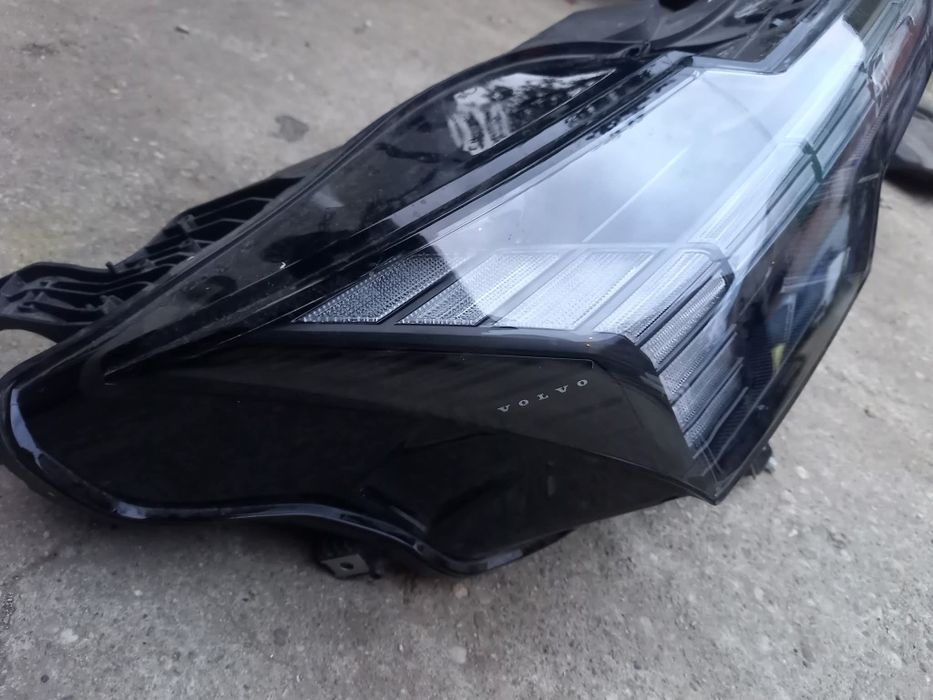 Far Volvo EX 30 stare buna