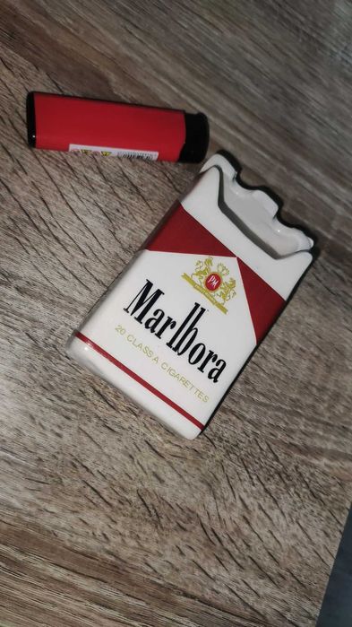Scrumiera tip pachet tigari marlboro