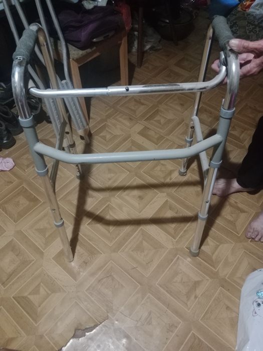 Продам костыли 2 пары и ходули