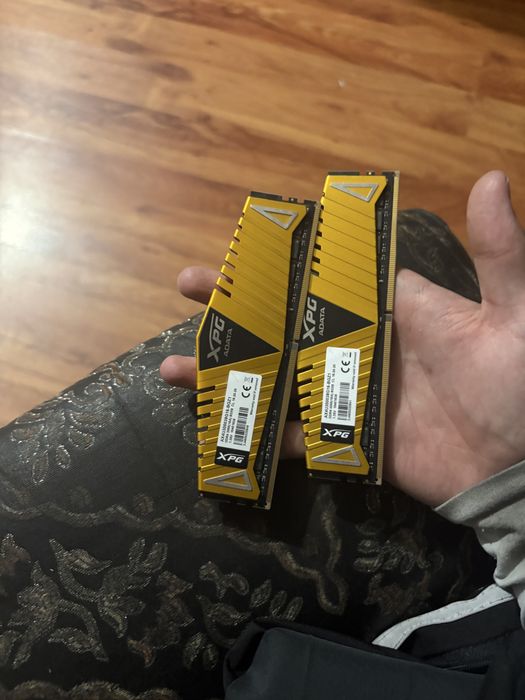 Продам оперативную память DDR4 каждая по 8гб