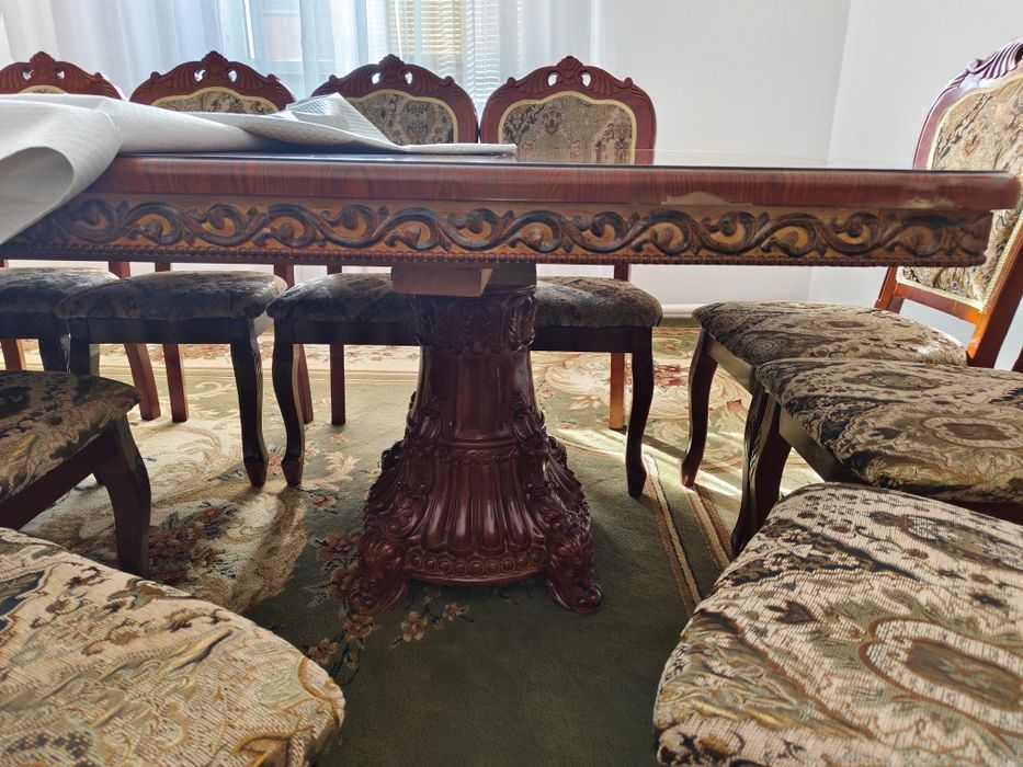 Стол со стульями сервант