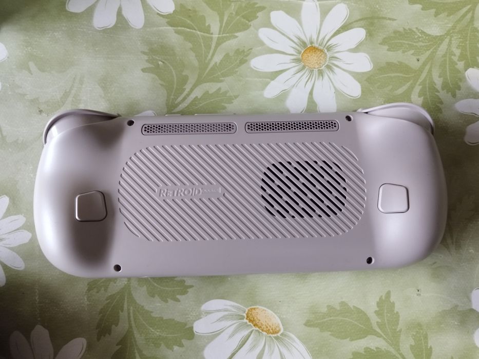 Чисто нова Ретро конзола Retroid Pocket 6