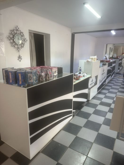 Receptie si vitrine magazin