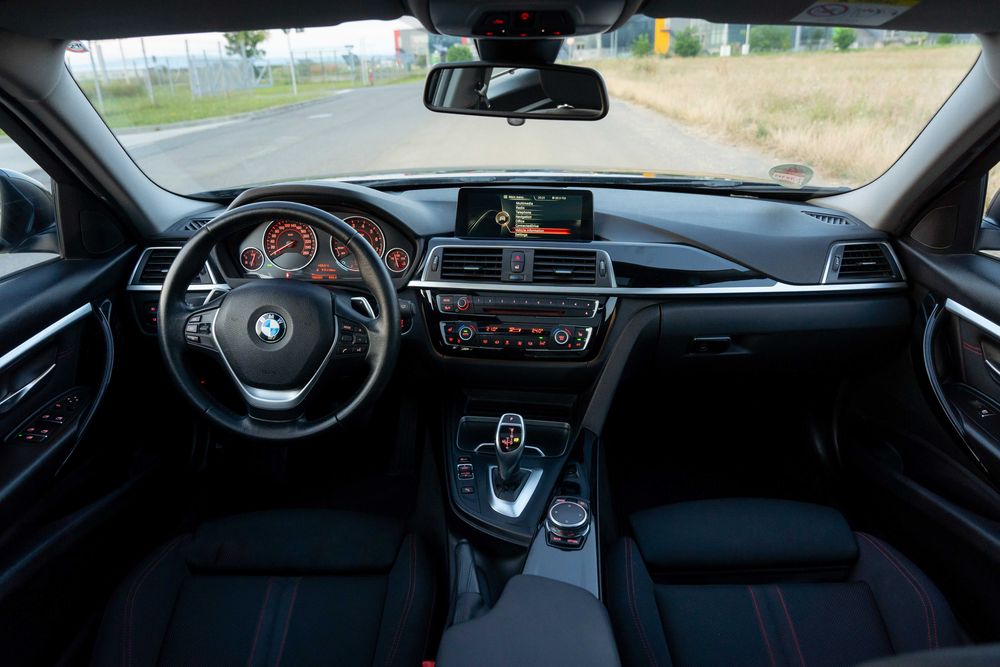 BMW Seria 3 320i Facelift xDrive B48 184cp Automat Trapa Incalzire Hi-Fi R18 Sportline