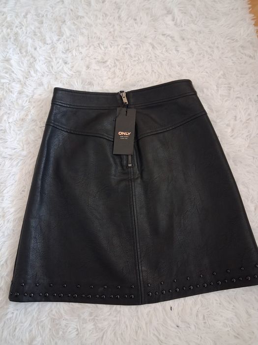 Две кожени поли.