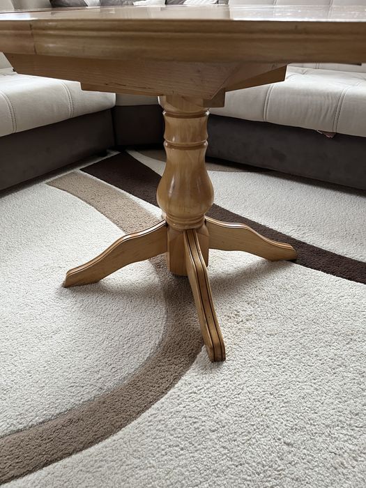 Продавам масивна трапезна маса