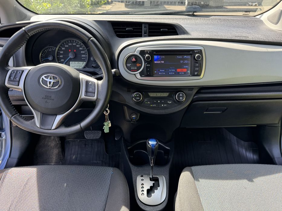 Toyota Yaris 1.5 benzina hibrid an 2012 si cutie de viteze automata