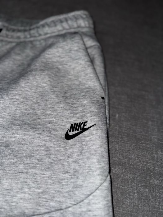 Pantaloni Nike Tech