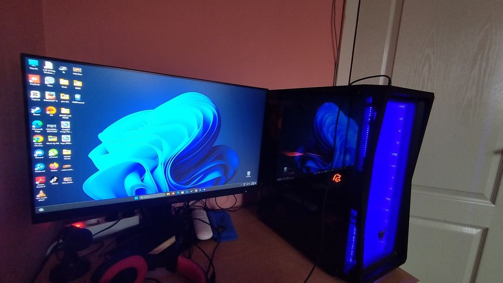 Геймърски компютър с монитор
