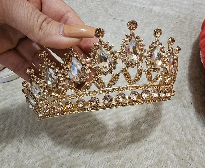 Корона с камъни за глава