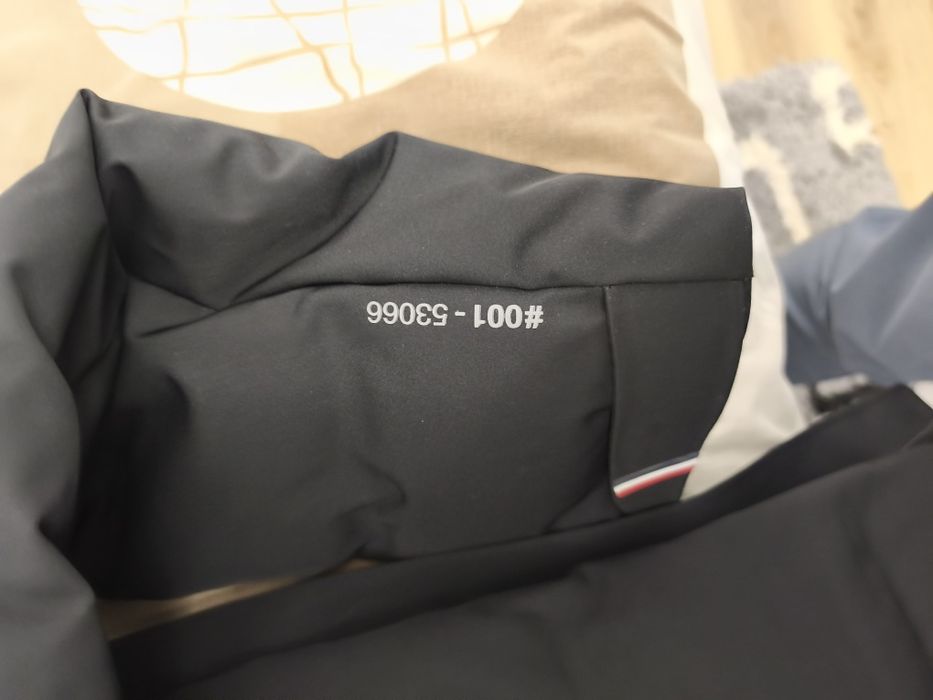 Vând haina / geacă de iarna Moncler