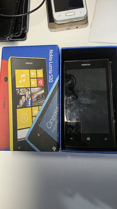 Nokia Lumia 520, la pachet cu cutia si 2 perechi de casti originale