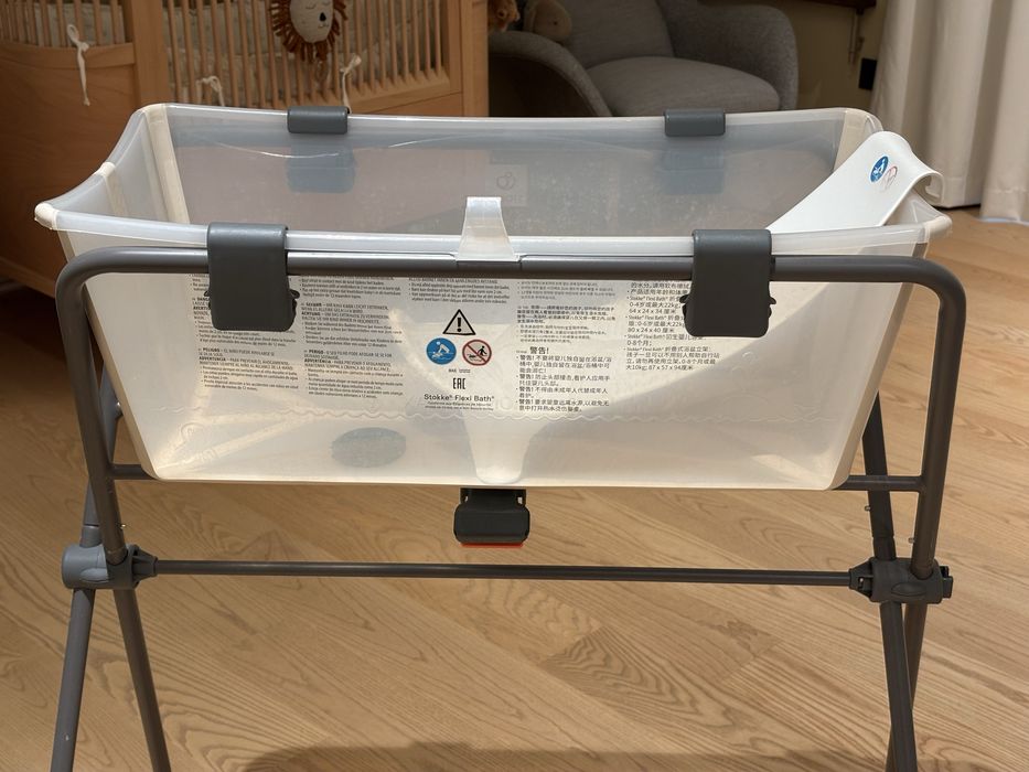 Vând pachet complet cădiță pliabilă Stokke Flexi Bath, în stare excelentă, curată și impecabilă din punct de vedere funcțional