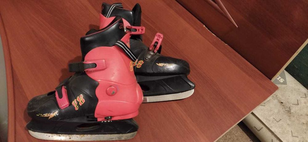 Коньки хоккейные.