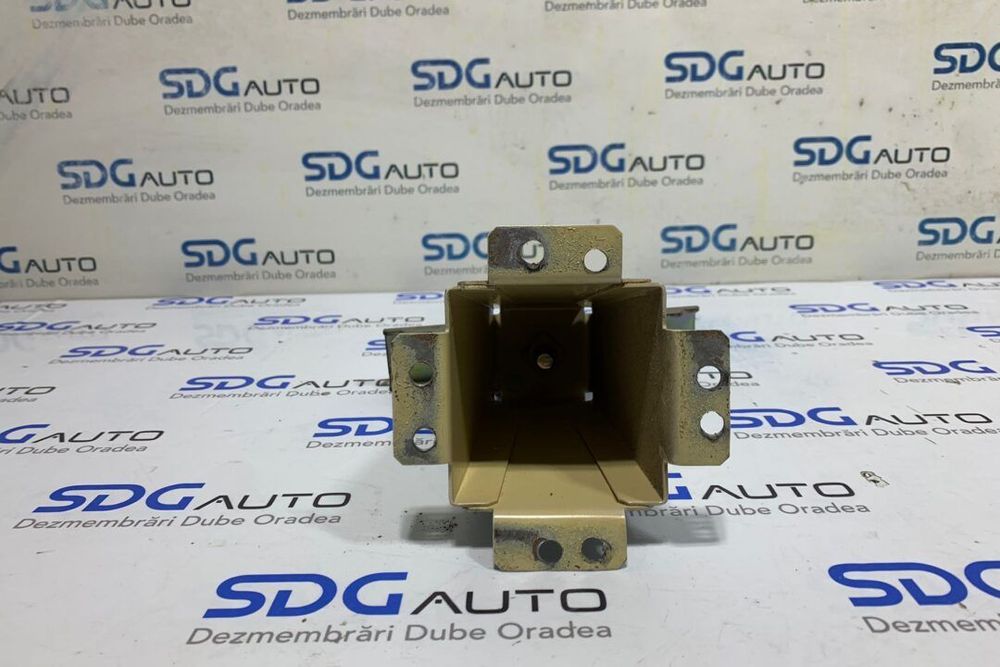 Suport roata de rezerva care este prins in interiorul mașinii Iveco Daily 2006-2014