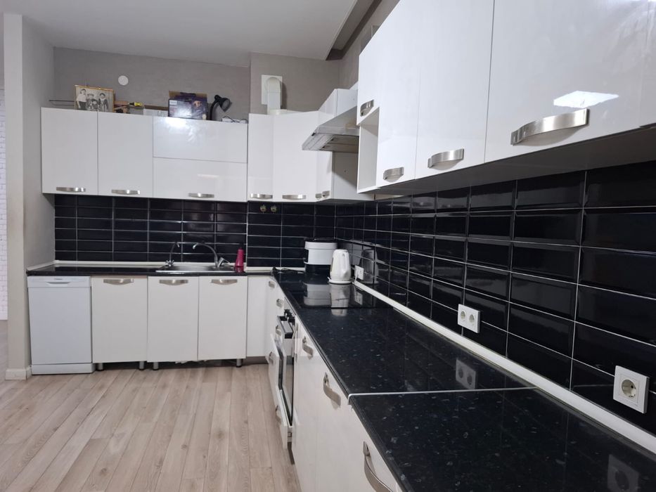 Кухонный гарнитур (в отличном состоянии)