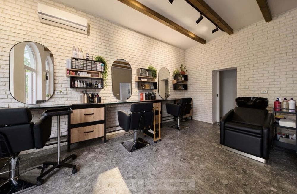 Inchiriez post manichiuriata coafor